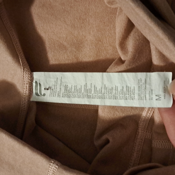Fabletics blush colored leggings 3/4 length size M. 2 side pockets and mesh. - Picture 3 of 4